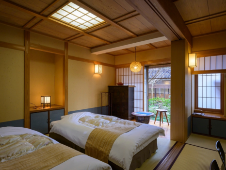 「こぶし」のお部屋。二間付きの広々とした空間に、和ベッドを備えたお部屋です。