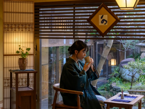 お庭を眺めながら過ごす、岩井屋でのくつろぎのひと時。