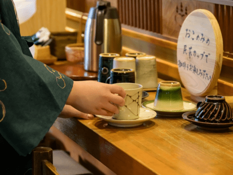【ラウンジ】民藝のこだわりのティーカップでほっと一息。