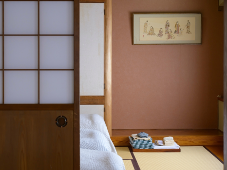 山陰の和の奥ゆかしさを感じる、落ち着きのある客室。