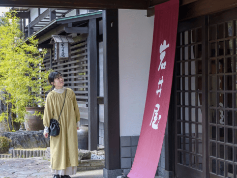 【玄関」和風木造三階建て、全館畳敷き全13室の静かなお宿でございます。