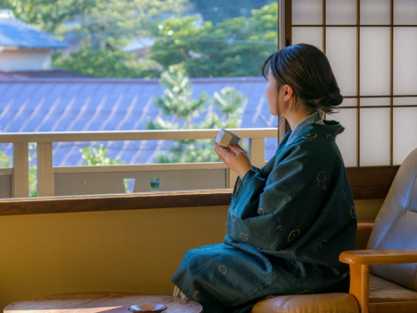 民藝の調度品や山野草など地元ならではがあふれる和の佇まいの宿。何もしない贅沢なひとときを。