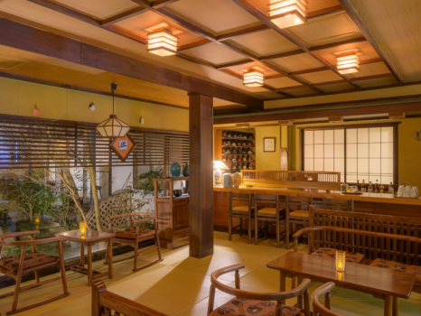 【ラウンジ：庭園Bar】庭園を眺めながら日替わりドリンクをいただく。