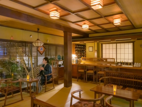 【ラウンジ：庭園Bar】庭園を眺めながら日替わりドリンクをいただく。