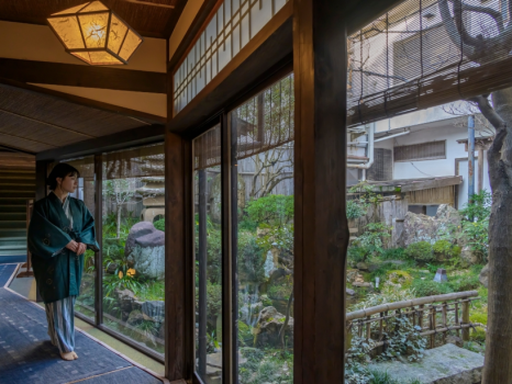 ほのかな香りが漂う、館内総畳敷きの廊下