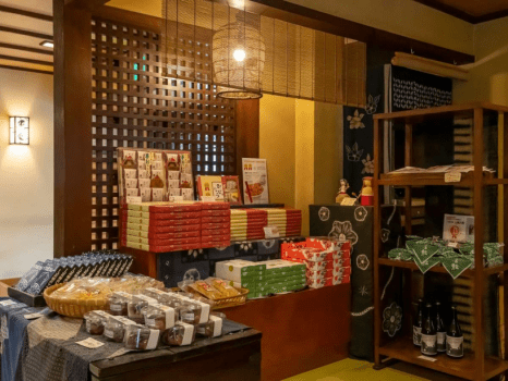 売店では山陰の郷土品や地元ならではの旨味などをご用意しております。