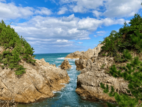 【浦富海岸】大自然が生み出した壮大な地形は見ごたえ抜群！息を呑むほどの絶景をご堪能あれ。