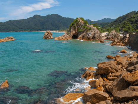 【浦富海岸】ごつごつとした岩場も美しい、山陰の大自然を感じる景勝地。