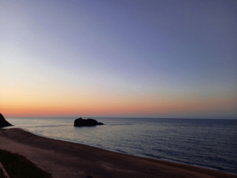 【白兎海岸】夕暮れ時の白兎海岸。県内有数の夕陽スポットです。