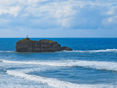 【白兎海岸】「日本の渚100選」にも選ばれている海岸です。宿からお車約30分