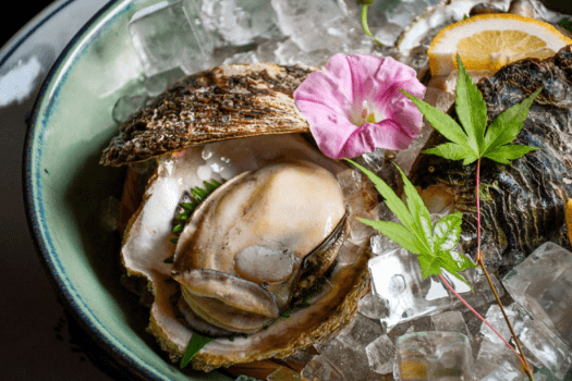夏の期間限定でご用意する贅沢な一品。鳥取県産ブランド天然岩牡蠣「夏輝」