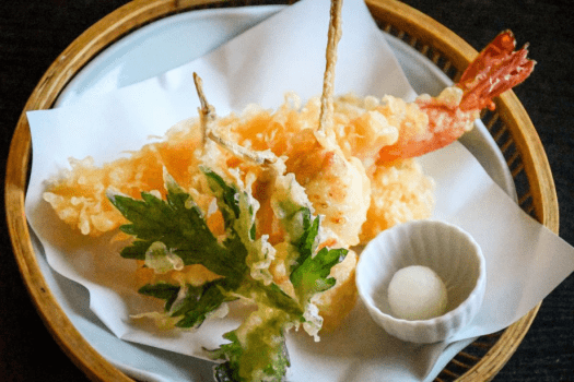 旬の海山の幸をふんわりと揚げて天婦羅に。サクッとした食べ応えが堪らないお料理です。