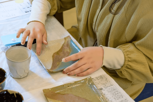 いわいやの民芸の器を使った金継ぎ体験。完成品はお持ち帰りいただけます。