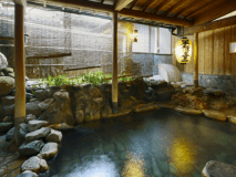 【露天風呂背戸の湯】東屋風の造り、木漏れ日を浴びながらゆったりと湯あみをお愉しみください。