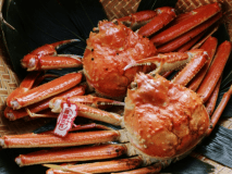 【松葉ガニ】料理長が厳選した蟹を使用。一品一品素材の旨味を生かしたお料理をご用意いたします。