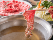「地元の和牛を使ったしゃぶしゃぶ鍋」は豊かな霜降りと肉の柔らかさから、今にもちぎれそうなほど！