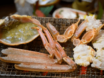 岩井屋名物「炭火焼き蟹」を濃厚な蟹味噌とともにどうぞ。