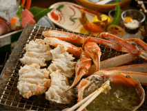 お召し上がりの直前に炭火で焼き上げてお出しするこだわりの一品。岩井屋名物「炭火焼き蟹」