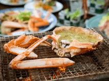 豊かな海で育まれた松葉蟹を、焼き、刺し、茹でと様々な味わいでお楽しみください。