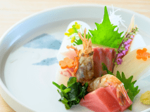 【季節のお造り盛り合わせ】近海で採れる海の幸を料理長が厳選。