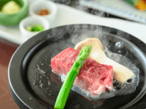 鳥取が誇る絶品牛「鳥取和牛」を使用した、とろけるような味わいのステーキを召し上がれ。