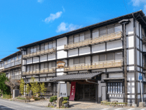 【外観】創業130年、山陰最古の湯をたたえる静かなお宿「岩井屋」。