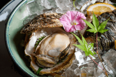 夏の期間限定でご用意する贅沢な一品。鳥取県産ブランド天然岩牡蠣「夏輝」