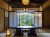 太い梁や土壁、障子、縁側などが昔懐かしい