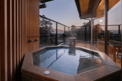 【rocca香｜kahori】露天風呂付きコーナーツイン｜山と街並みを望むテラス｜山並側47㎡