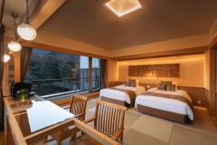 【rocca香｜kahori】露天風呂付きコーナーツイン｜山と街並みを望むテラス｜山並側47㎡