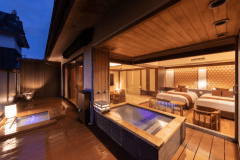 【rocca奏｜kanade】山々を望む露天風呂付き特別和洋室｜テラス・足湯｜山並側74㎡