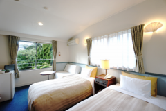 朝も眩しくなくのんびり起きられる、静かな山側ツインルーム