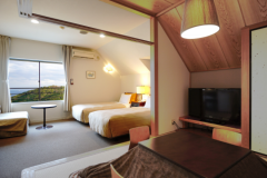 シングルベッドが二つと和室に２組の布団セット。ご家族や親しい友達同士で!