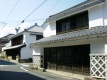 街の中にあるきれいに保存された古きよき民家、なまこ壁の家。下田の街の散策はいかが？