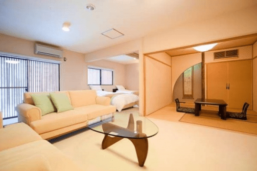 内風呂付和洋室【かえで】
お部屋食専用の和室（和テーブル＋椅子）、和室（4.5畳）と洋室（広いリビングにソファー、ベッド２台）です。
お部屋に源泉掛け流しの温泉がございますので、ご滞在中いつでも湯浴みをお楽しみいただけます。

