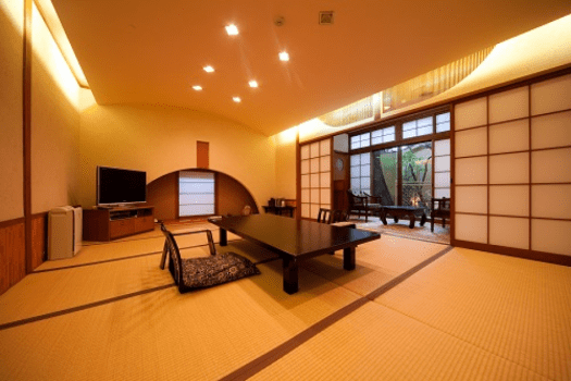 露天風呂付和室【さざんか】
全てのお部屋に、源泉掛け流しの温泉（内湯）がついております。
お部屋にて、プライベートの温泉と、夕食朝食をご堪能いただけます。