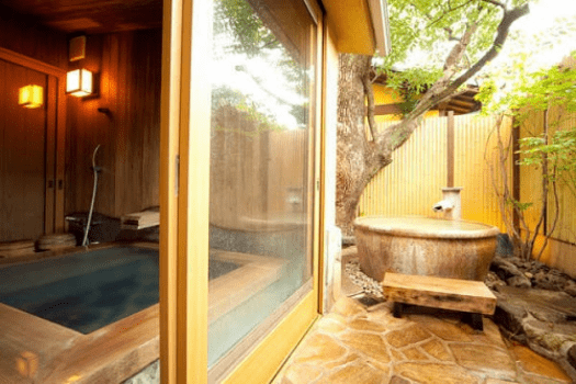 【ぼたん】
源泉かけ流しの露天風呂と内湯
