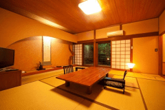 内風呂付客室【くすのき】
2名様用の落ち着いた雰囲気の10畳と4.5畳の和室です。
源泉掛け流しの温泉（内湯）がついております。
お部屋にて、プライベートの温泉と、夕食朝食をご堪能いただけます。