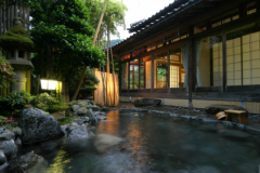 【別邸・竹の宿】御殿のお庭に、あなただけの大きな露天風呂。