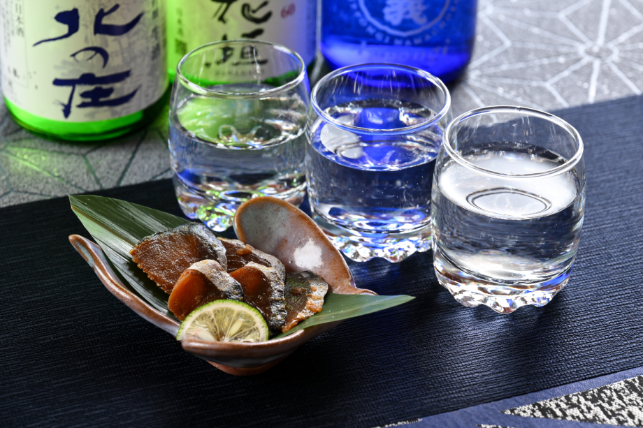 福井の地酒と福井を代表する発酵食品のへしこ(イメージ) 福井の地酒と福井を代表する発酵食品のへしこ(イメージ)