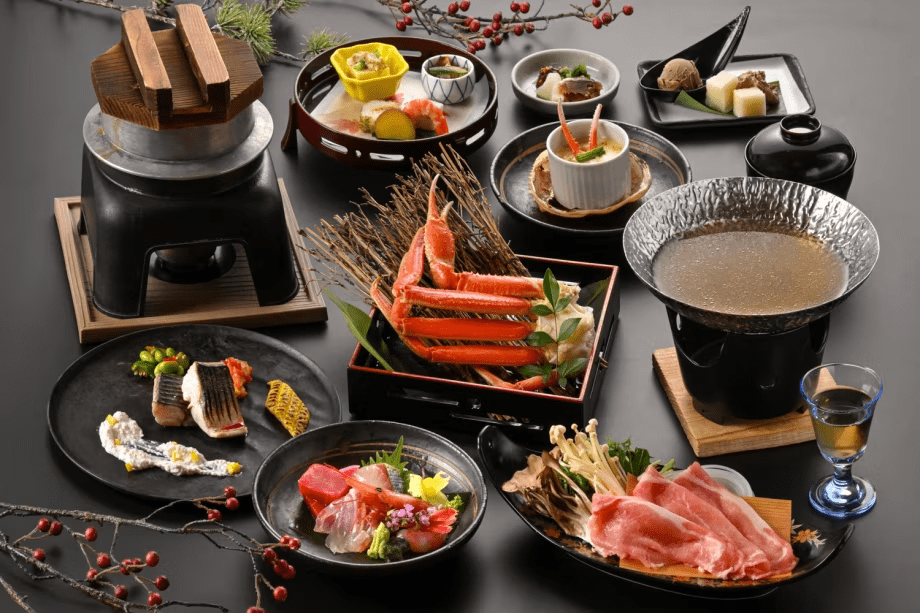 夕食　冬の基本会席　※2025年12月15日（月）頃から2026年3月14日（土）頃までの献立例です。※仕入れ状況により、内容を変更する場合がございます。※お献立は3月、6月、9月、12月の各月15日頃より切り替わります。※ご宿泊時にはご覧の写真や献立例と異なる場合がございます。※当プランの切りずわい蟹は海外産（冷凍）を使用しています。