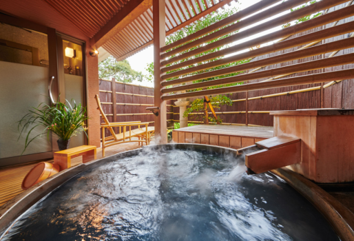 部屋　別邸「美悠」温泉露天風呂付スイート　和洋室　庭園側
※「椿」をお部屋の一例として紹介しています。
※お泊りのお部屋により、間取り、設備、備品などが異なる場合がございます。