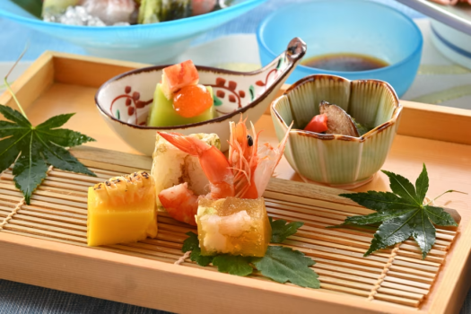 夕食　夏の基本席 ※2025年6月15日（日）頃から2025年9月14日（日）頃までの献立例です。 ※仕入れ状況により、内容を変更する場合がございます。 ※お献立は3月、6月、9月、12月の各月15日頃より切り替わります。 ※ご宿泊時にはご覧の写真や献立例と異なる場合がございます。
