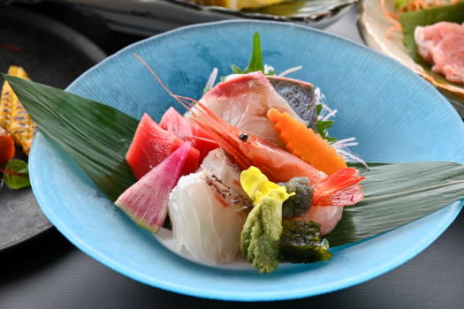 夕食　秋の基本会席　海の幸四種盛り合わせ
※2025年9月15日（月）頃から2025年12月14日（日）頃までの献立例です。
※仕入れ状況により、内容を変更する場合がございます。
※お献立は3月、6月、9月、12月の各月15日頃より切り替わります。
※ご宿泊時にはご覧の写真や献立例と異なる場合がございます。