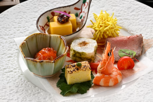 夕食　秋の基本会席　前菜盛り合わせ
※2025年9月15日（月）頃から2025年12月14日（日）頃までの献立例です。
※仕入れ状況により、内容を変更する場合がございます。
※お献立は3月、6月、9月、12月の各月15日頃より切り替わります。
※ご宿泊時にはご覧の写真や献立例と異なる場合がございます。