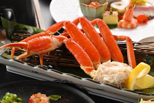 夕食　秋の基本会席　切りずわい蟹
※2025年9月15日（月）頃から2025年12月14日（日）頃までの献立例です。
※仕入れ状況により、内容を変更する場合がございます。
※お献立は3月、6月、9月、12月の各月15日頃より切り替わります。
※ご宿泊時にはご覧の写真や献立例と異なる場合がございます。