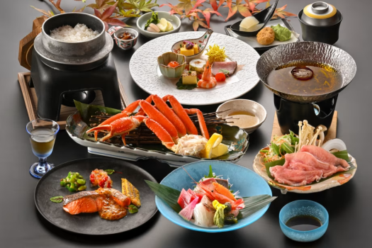 夕食　秋の基本会席 
※2025年9月15日（月）頃から2025年12月14日（日）頃までの献立例です。
※仕入れ状況により、内容を変更する場合がございます。
※お献立は3月、6月、9月、12月の各月15日頃より切り替わります。
※ご宿泊時にはご覧の写真や献立例と異なる場合がございます。