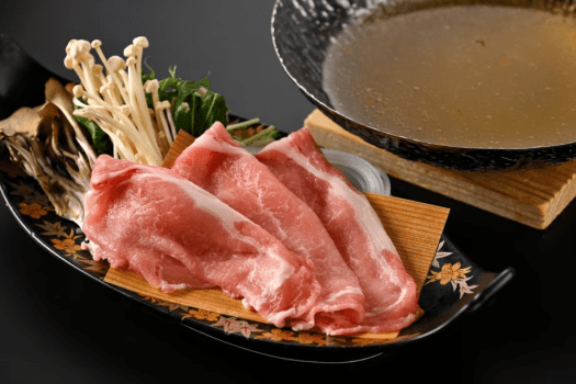 夕食　冬の基本会席（焜　炉　福井ポーク橙の香り鍋）※2025年12月15日（月）頃から2026年3月14日（土）頃までの献立例です。※仕入れ状況により、内容を変更する場合がございます。※お献立は3月、6月、9月、12月の各月15日頃より切り替わります。※ご宿泊時にはご覧の写真や献立例と異なる場合がございます。