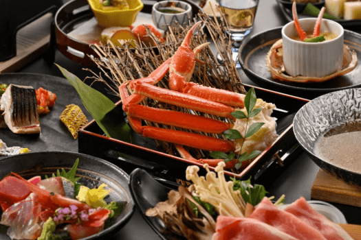 夕食　冬の基本会席（酢の物　茹でずわい蟹（半身程度））※2025年12月15日（月）頃から2026年3月14日（土）頃までの献立例です。※仕入れ状況により、内容を変更する場合がございます。※お献立は3月、6月、9月、12月の各月15日頃より切り替わります。※ご宿泊時にはご覧の写真や献立例と異なる場合がございます。※当プランの切りずわい蟹は海外産（冷凍）を使用しています。