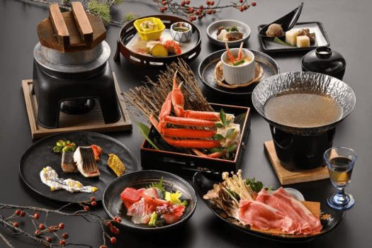 夕食　冬の基本会席　※2025年12月15日（月）頃から2026年3月14日（土）頃までの献立例です。※仕入れ状況により、内容を変更する場合がございます。※お献立は3月、6月、9月、12月の各月15日頃より切り替わります。※ご宿泊時にはご覧の写真や献立例と異なる場合がございます。※当プランの切りずわい蟹は海外産（冷凍）を使用しています。